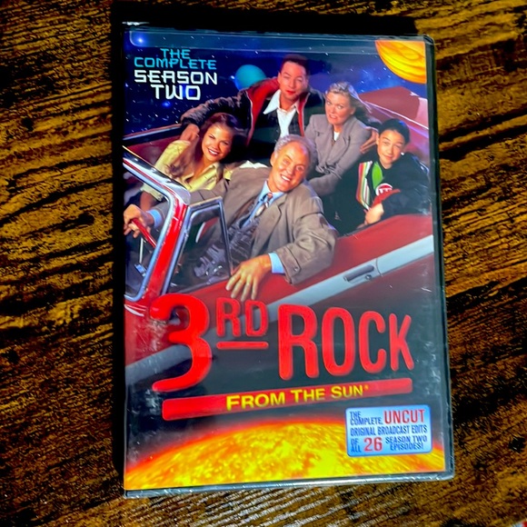3rd Rock from the Sun Seasons 1 & 2 - Picture 3 of 7